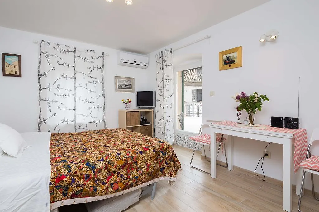 Phoenix Studio Apartment Split