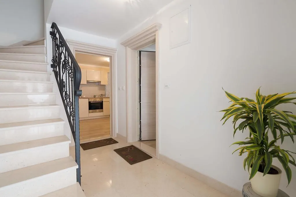 Phoenix Studio Apartment Split